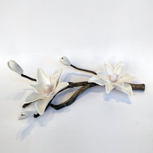 Load image into Gallery viewer, White ceramic porcelain magnolia on a handmade bronze branch specially designed for home decoration and interior design  -  Ev dekorasyonu ve iç tasarım için özel tasarlanmış el yapımı bronz dal üzerinde beyaz seramik porselen manolya
