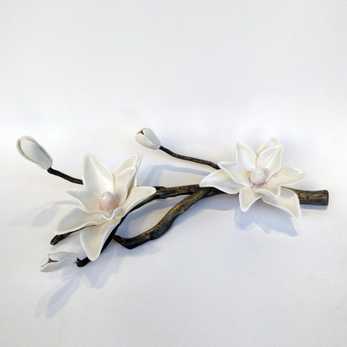 White ceramic porcelain magnolia on a handmade bronze branch specially designed for home decoration and interior design  -  Ev dekorasyonu ve iç tasarım için özel tasarlanmış el yapımı bronz dal üzerinde beyaz seramik porselen manolya