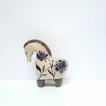 Load image into Gallery viewer, Cobalt flowering patterned Horse (S)
